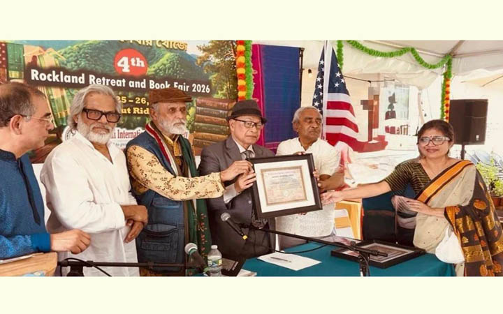 নিউইয়র্ক বইমেলার পুরস্কার পেলেন ড. মোস্তফা সারওয়ার